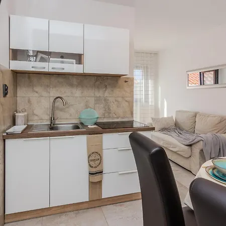 2 Bedroom Awesome In Apartment *