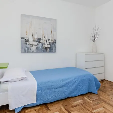 Apartment 2 Bedroom Awesome In *